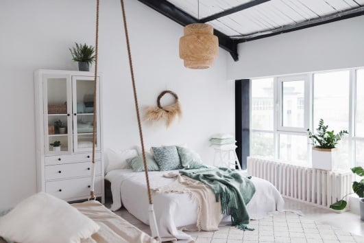 Chambre décorée dans le style scandinave.