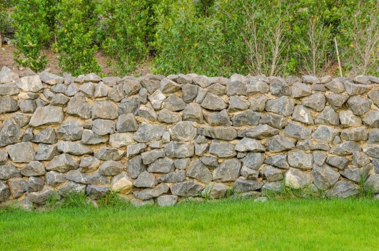 un mur en pierre de caractere