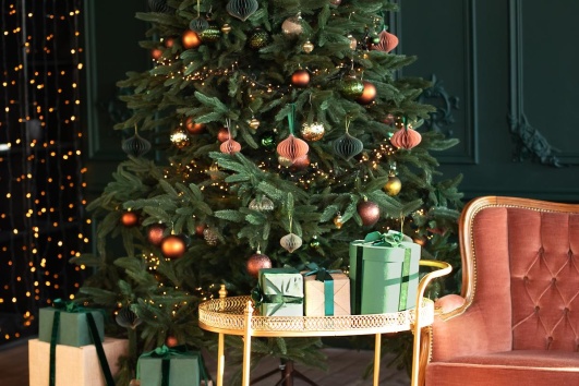 Un sapin de Noël décoré en rose et vert. 