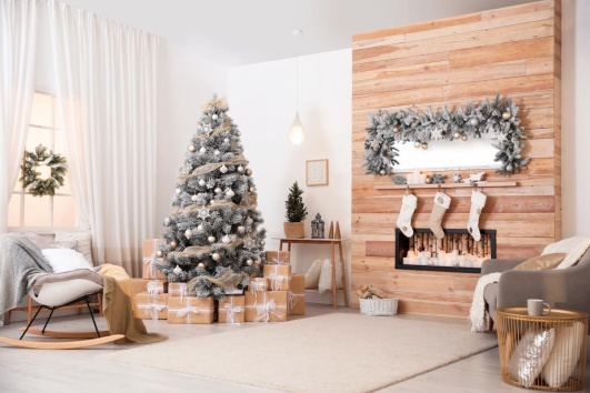Un salon décoré pour Noël dans un style minimaliste scandinave.