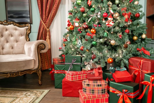 Un sapin de Noël décoré en vert et rouge.