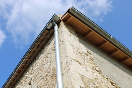 exemple de gouttiere en aluminium sur maison