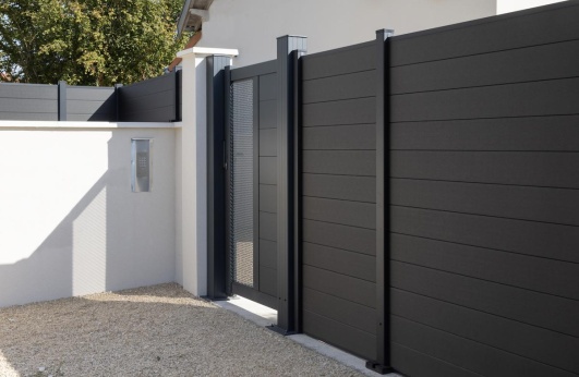 exemple de palissade en aluminium avec portillon
