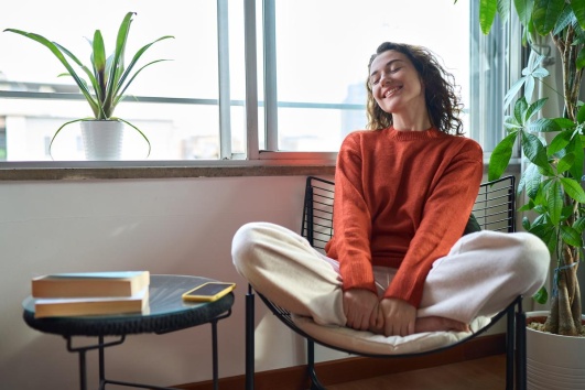 femme qui se sent bien chez elle