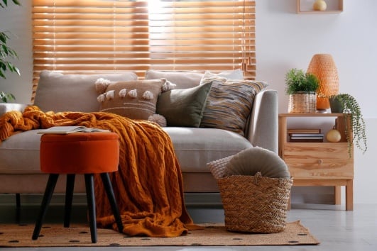 un canapé confortable avec coussin et plaid 