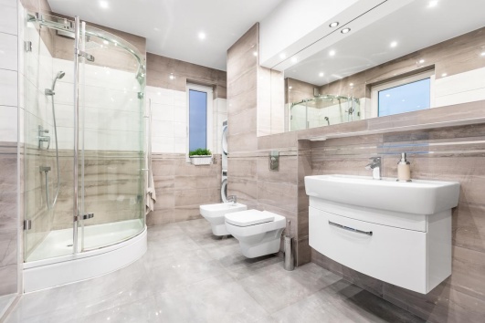 Salle de bains avec une cabine de douche démodée.