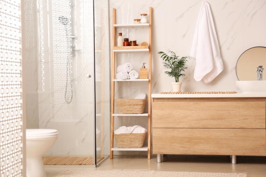 Salle de bains avec du mobilier en bois.