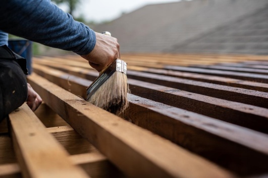 Entretien d'une pergola en bois.