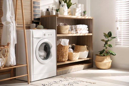 Buanderie avec des meubles en bois et des plantes. 