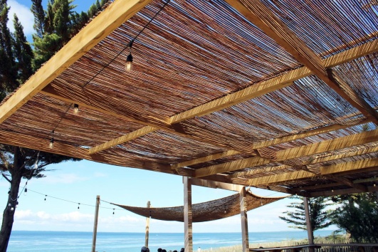 Toit de pergola en canisse. 