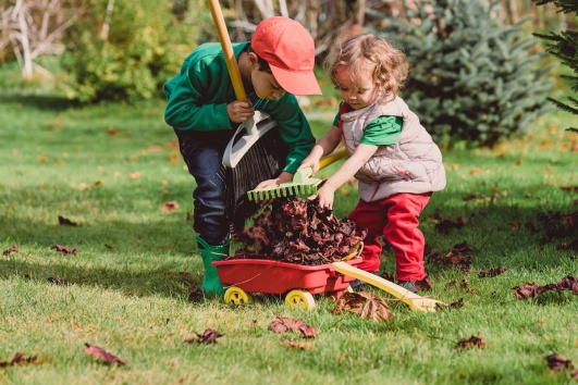 enfants en plein jardinage