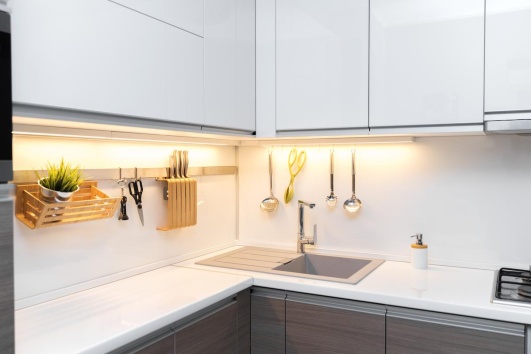 Cuisine avec des lumières LED.