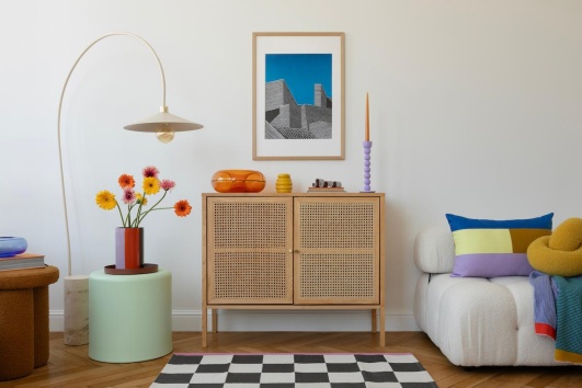 Salon avec une déco qui mélange les styles.