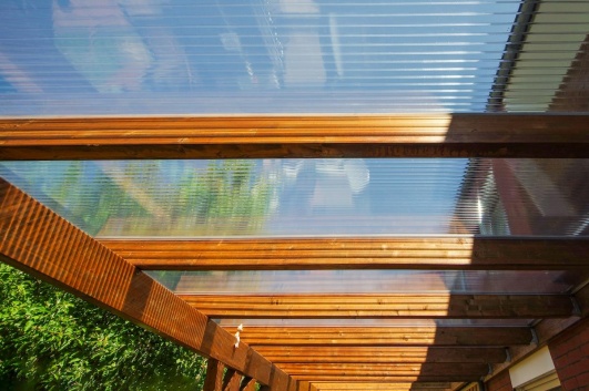 Un toit de pergola qui laisse passer la lumière naturelle.