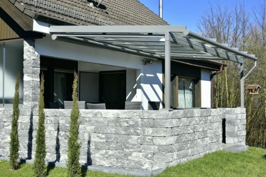 Pergola avec un toit.