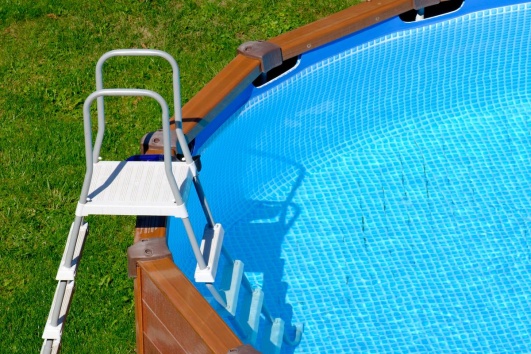 piscine-hors-sol-bois-echelle
