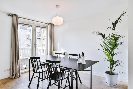 Une salle à manger minimaliste.
