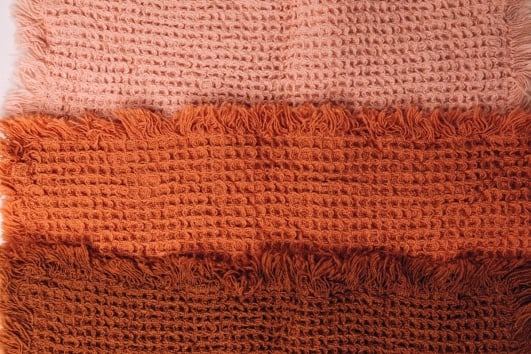 Textiles couleur terracotta avec trois teintes différentes.