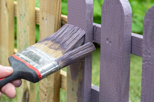 Peinture extérieure sur clôture en bois.