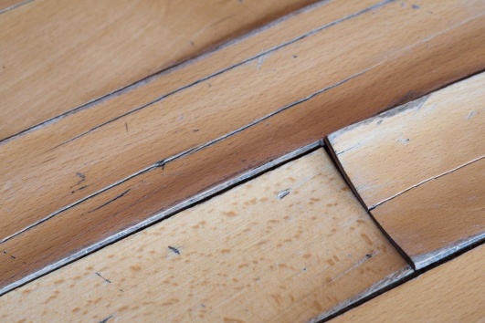 Parquet déformé par l'humidité.