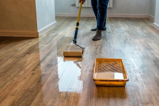 Vitrification d'un parquet.