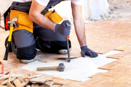 homme-enleve-parquet