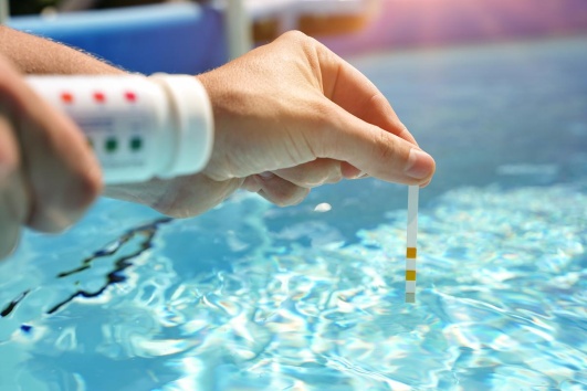 mesure du ph d'une piscine avec bandelettes