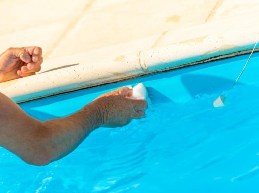 bien nettoyer les parois et le liner de la piscine