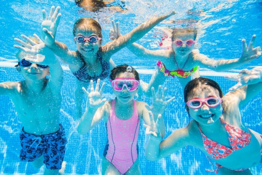 enfants sous l'eau profitant d'une piscine propre