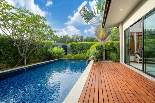 terrasse en bois qui borde une piscine