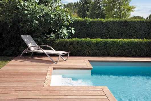 une terrasse en bois sur les bords d'une piscine