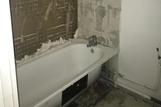 Baignoire dans une salle de bain en travaux