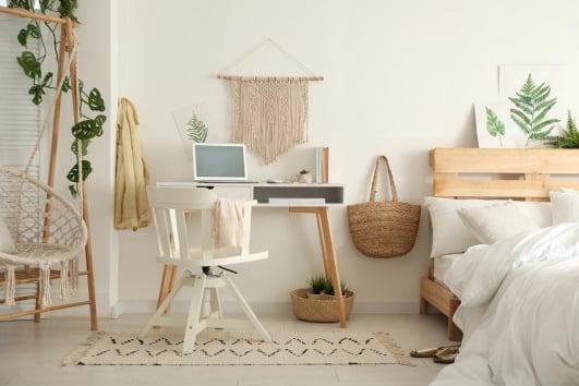 Chambre d'ado lumineuse, décorée avec des plantes et des matières naturelles.