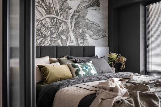 Chambre décorée avec du papier peint. 