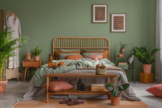 Une chambre décorée dans les tons verts et terracotta