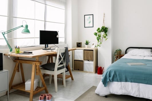bureau bien aménagé dans une chambre d'ado