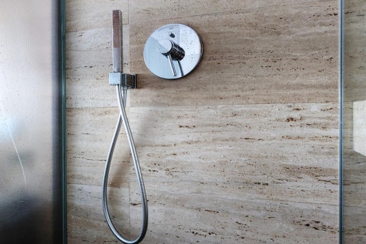 carrelage-douche-travertin