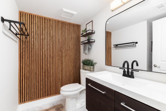 lambris dans la salle de bain