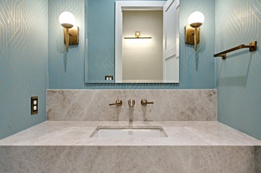 papier peint dans la salle de bain 