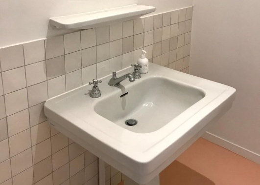 zellige dans une salle de bain moderne