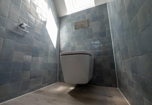 zellige sur les murs des toilettes