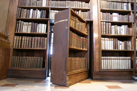 Porte secrète dans une bibliothèque