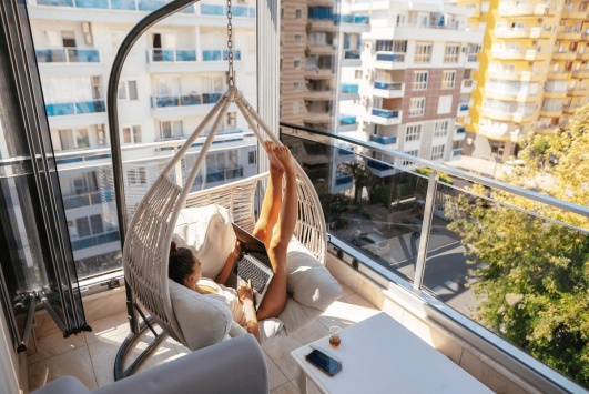 fauteuil suspendu sur un balcon 
