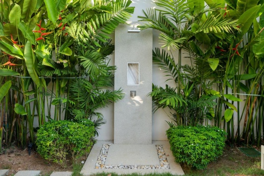 douche parfaitement aménagée, encadrée de végétation