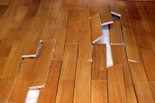 Lamelles de parquet décollées