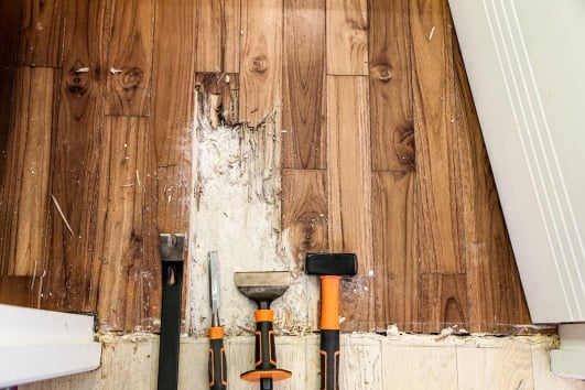 Outils posés sur un parquet très abimé