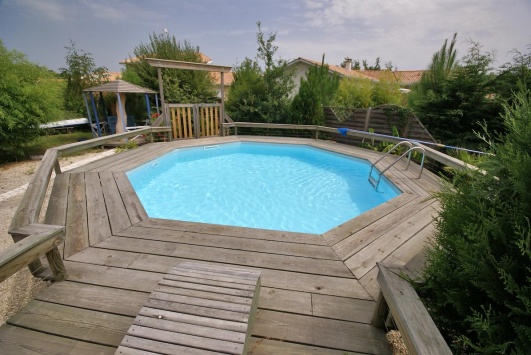 piscine-hors-sol-octogonale-terrasse-bois