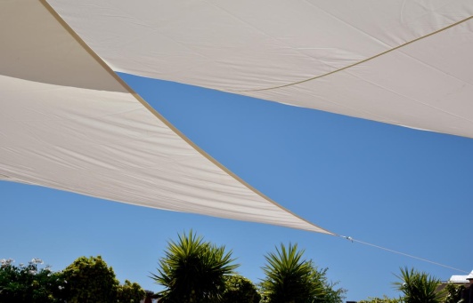piscine-hors-sol-voile-ombrage