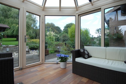 Véranda en PVC avec vue sur le jardin