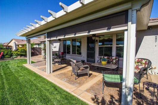 pergola équipée de store